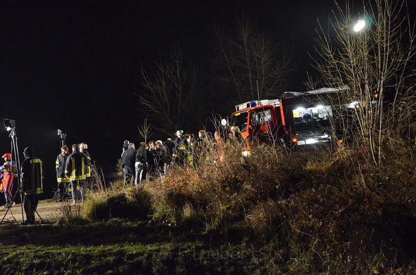 Einsatz BF Koeln PKW im Rhein Mondorf Hersel P142.JPG